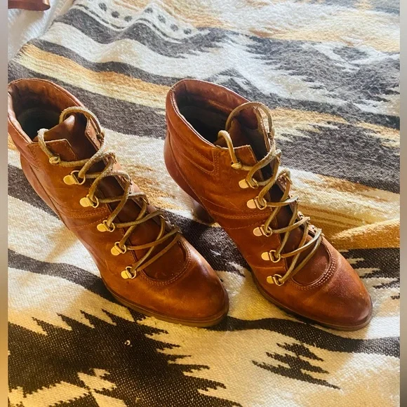 Michael Kors size 9 Leather Lace-Up Heeled Boots 👢 - Picture 7 of 9